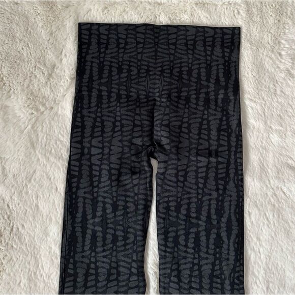 SPANX Look At Me Now Seamless Geometric Leggings Black and Gray cropped - Picture 4 of 10